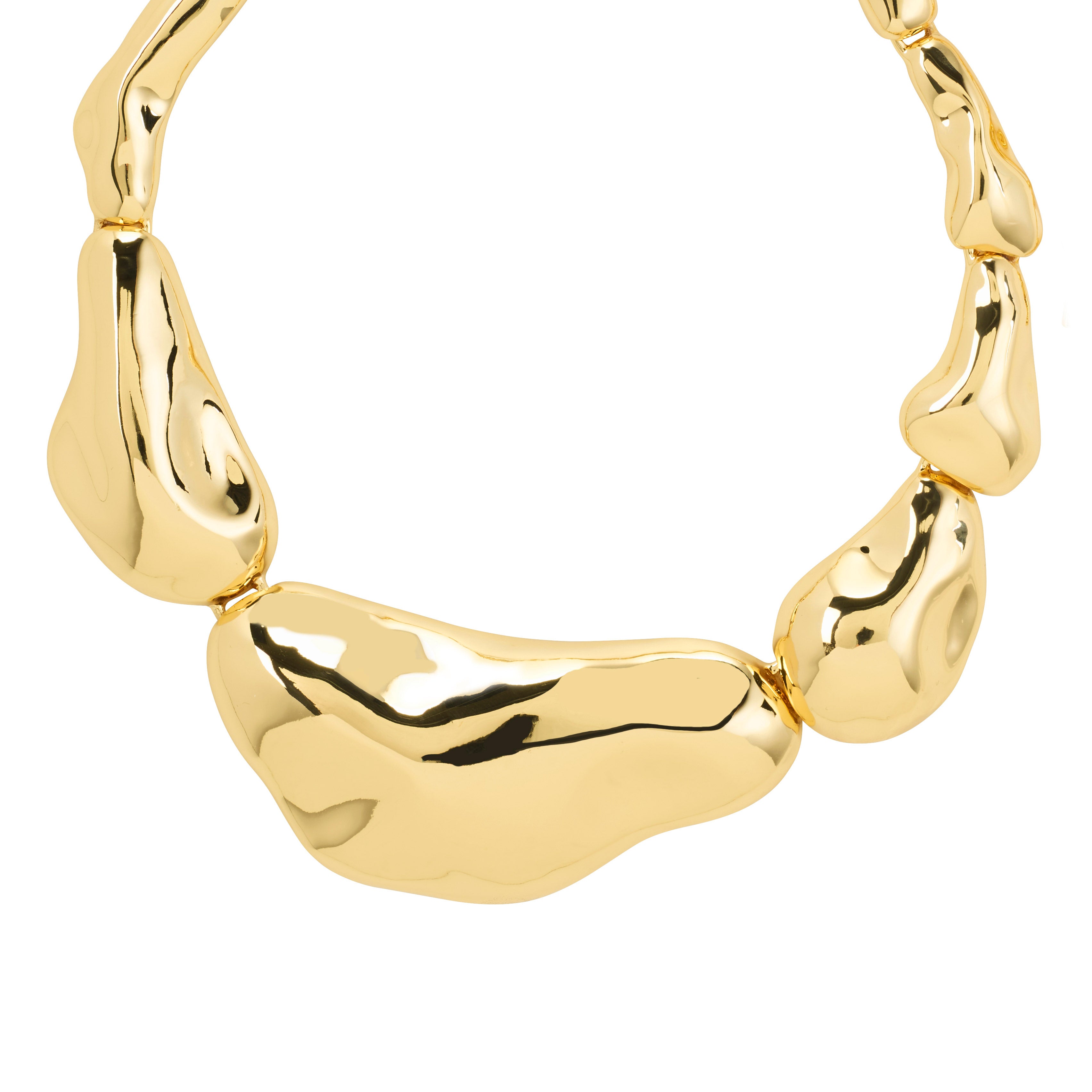FREE statement necklace gold-plated: Close-up of an organic, polished gold necklace with asymmetrical segments, inspired by ocean ripples, offering a sculptural, luxurious look.