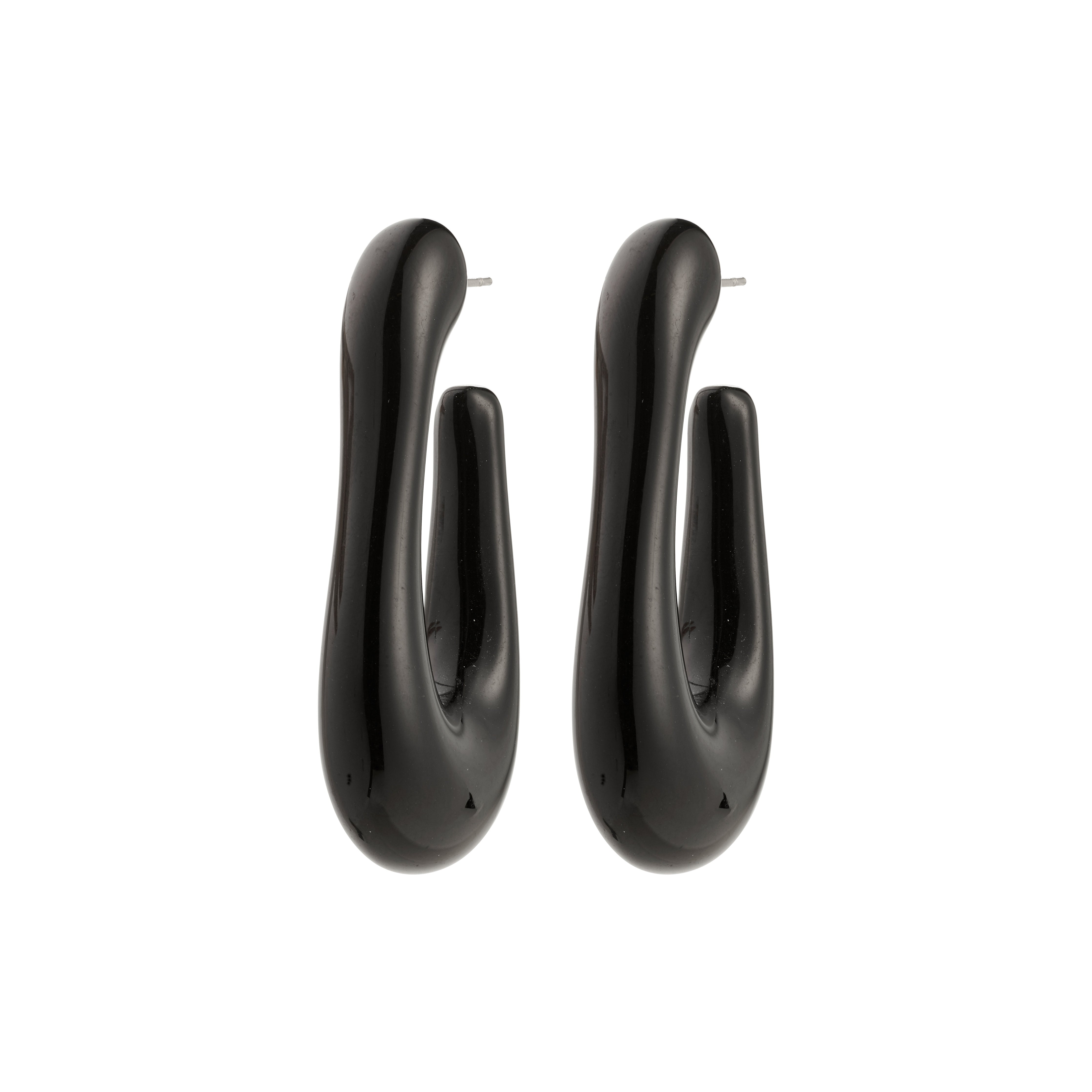 ELIJAH earrings black: Glossy, sculptural drop-style earrings in recycled acrylic, offering an edgy retro touch for urban, laid-back elegance. Perfect for autumn-winter style.