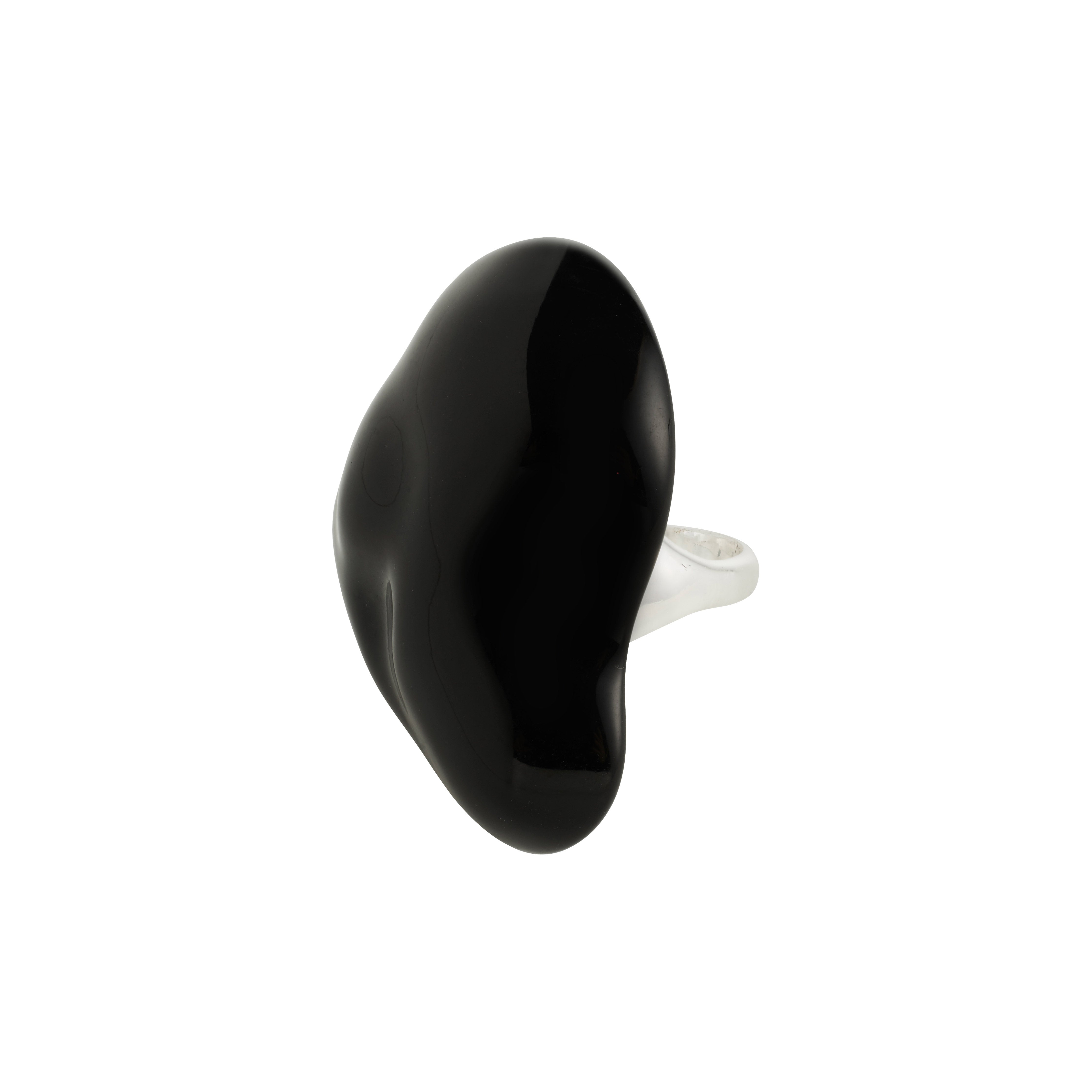 LIAN ring silver-plated/black features a bold, organic black resin stone on a simple silver band, embodying Pilgrim's contemporary style with a nature-inspired touch.