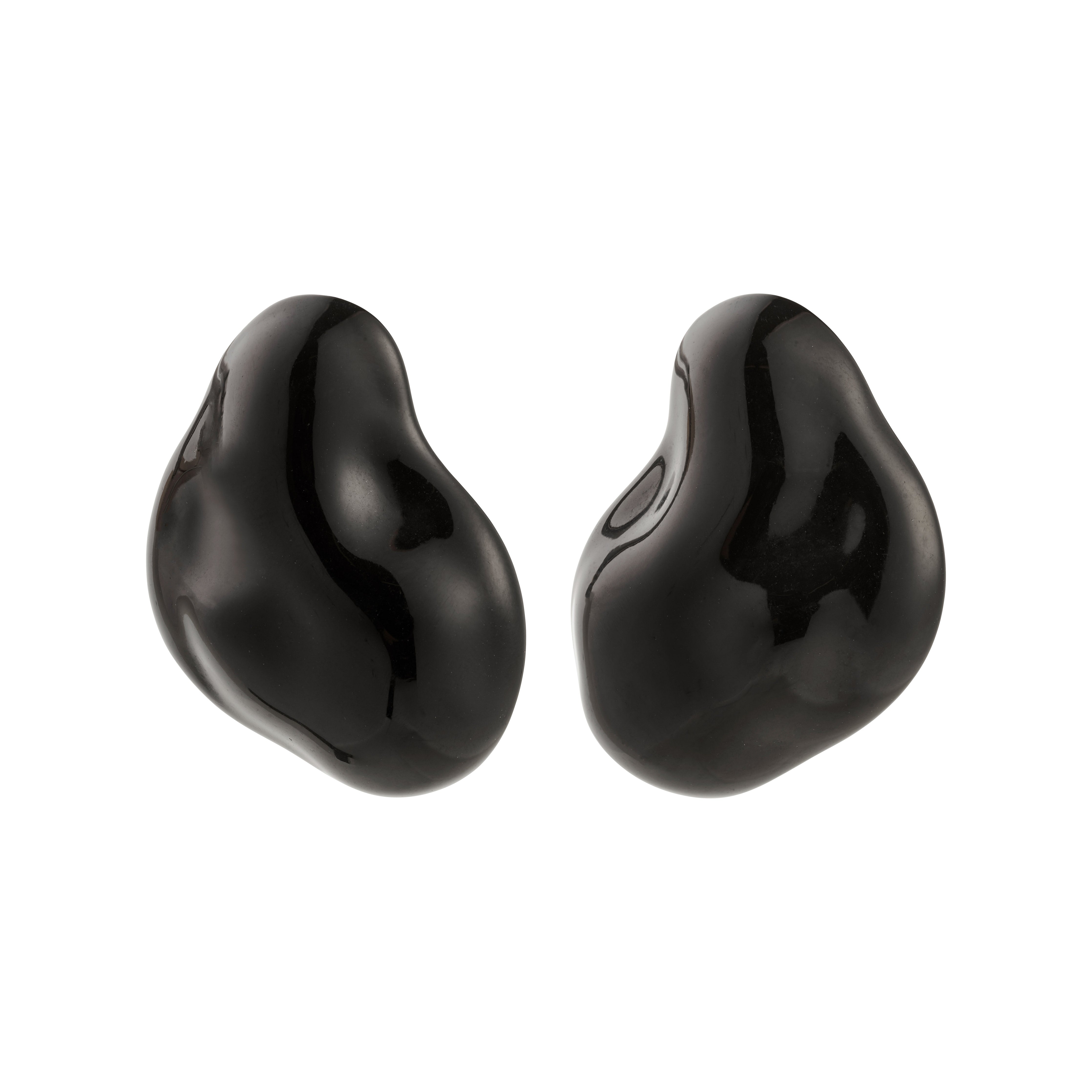 LIAN earrings: sleek, bean-shaped, black, recycled acrylic, radiating confidence and style. Perfect for bold, urban-inspired looks. Ideal for trendsetters seeking sustainable fashion.